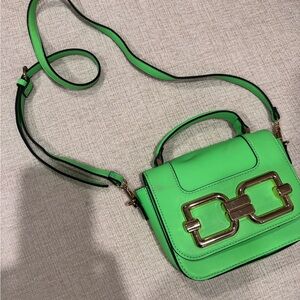 Vibrant Green Crossbody Bag with Structured Shape and Adjustable Strap